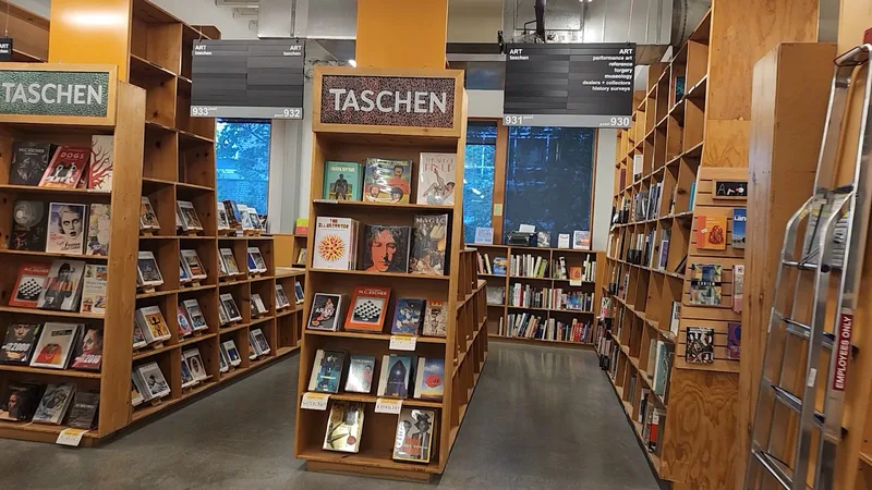 Powell's City of Books — book store (photo 1)